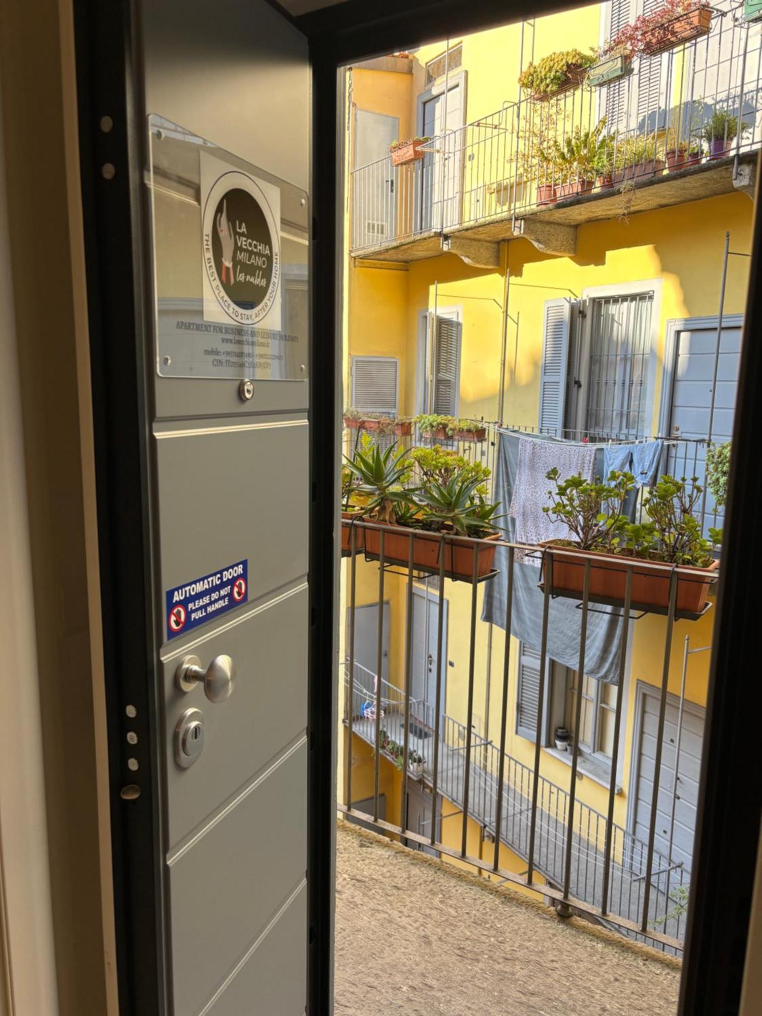 La Vecchia Milano-Les Nubles Vannucci - Il Ballatoio E Il Cortile Bagian luar foto