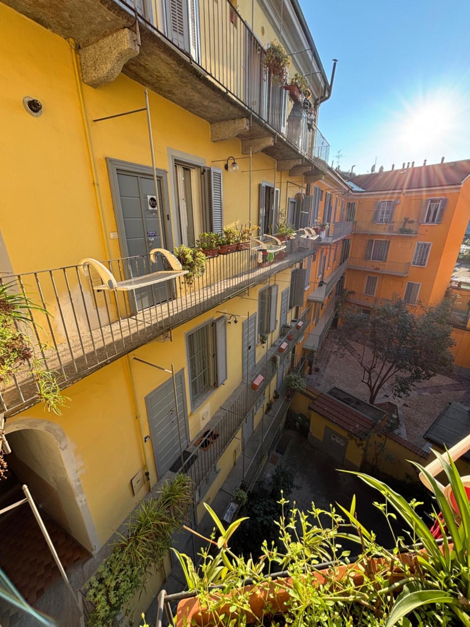 La Vecchia Milano-Les Nubles Vannucci - Il Ballatoio E Il Cortile Bagian luar foto