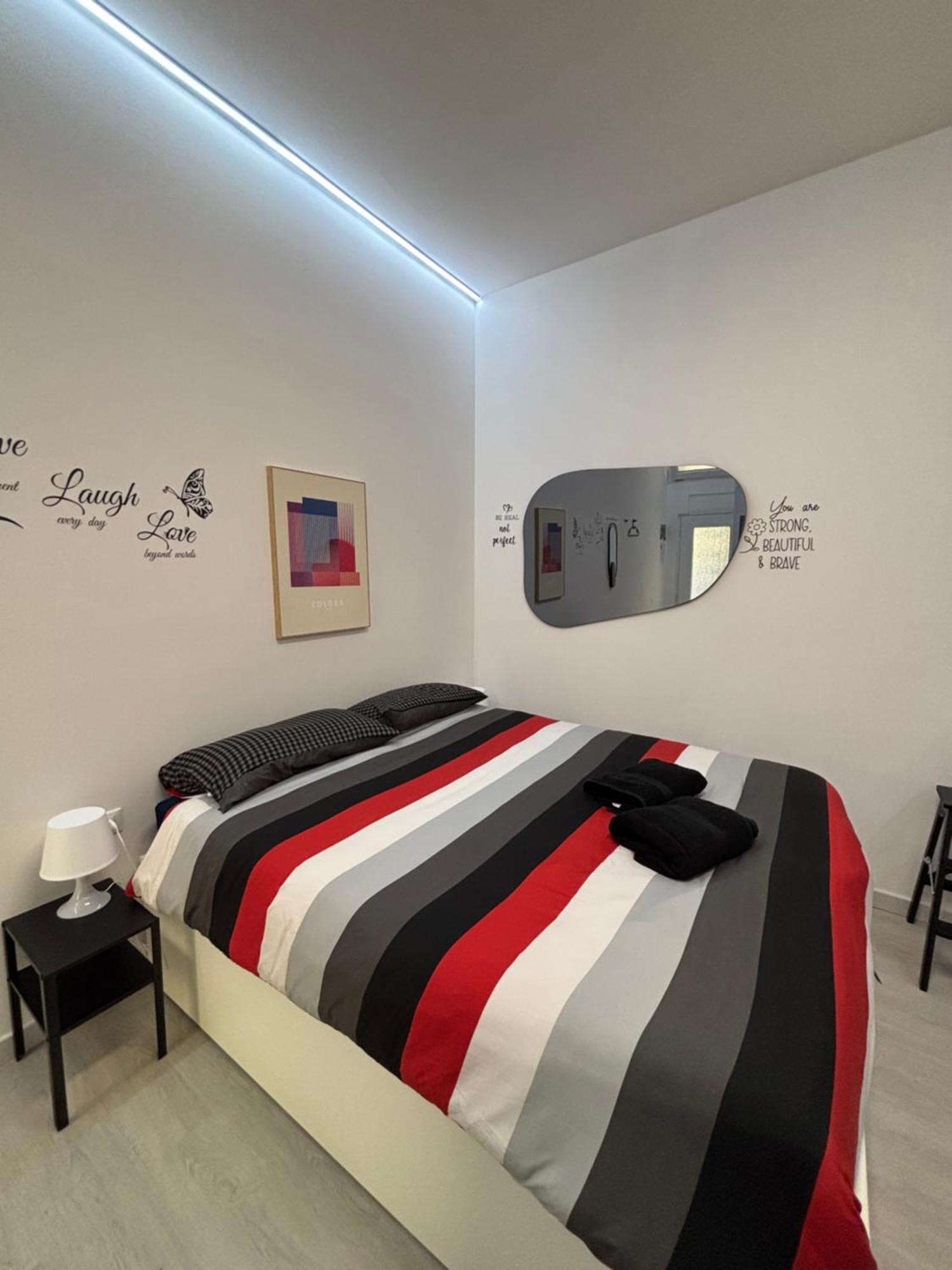 La Vecchia Milano-Les Nubles Vannucci - Il Ballatoio E Il Cortile Bagian luar foto