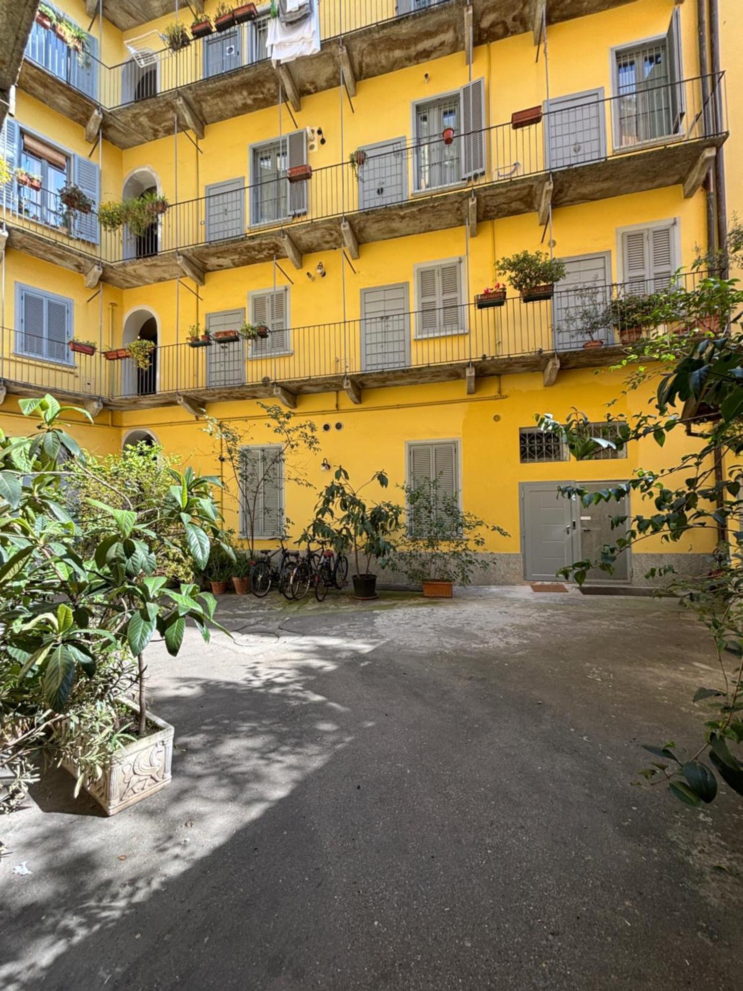 La Vecchia Milano-Les Nubles Vannucci - Il Ballatoio E Il Cortile Bagian luar foto