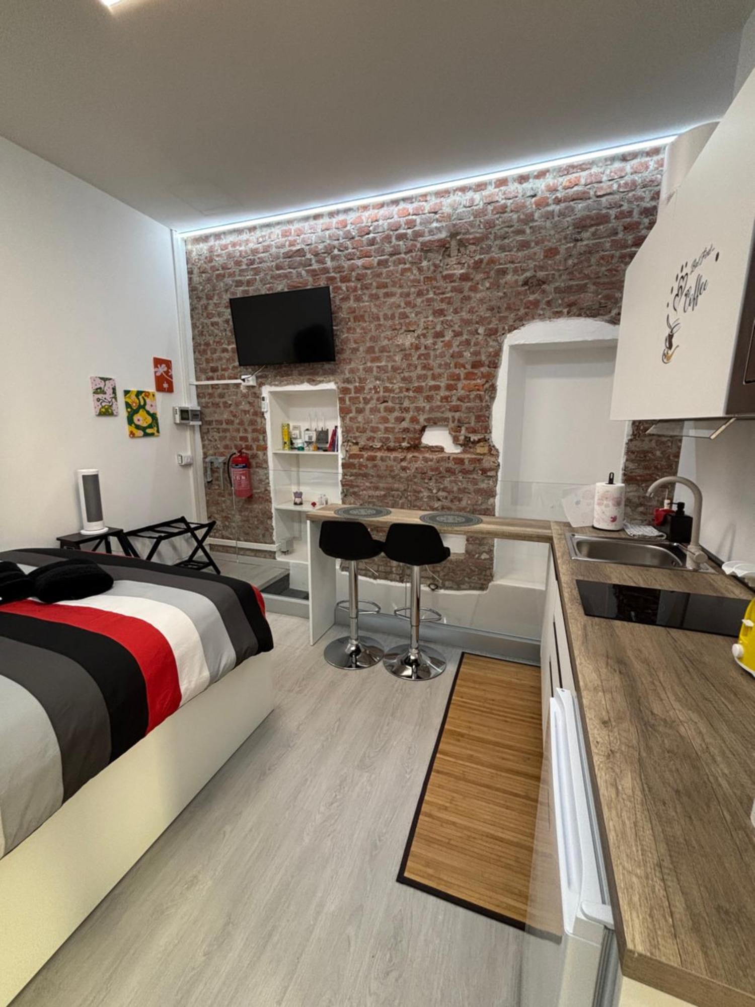 La Vecchia Milano-Les Nubles Vannucci - Il Ballatoio E Il Cortile Bagian luar foto