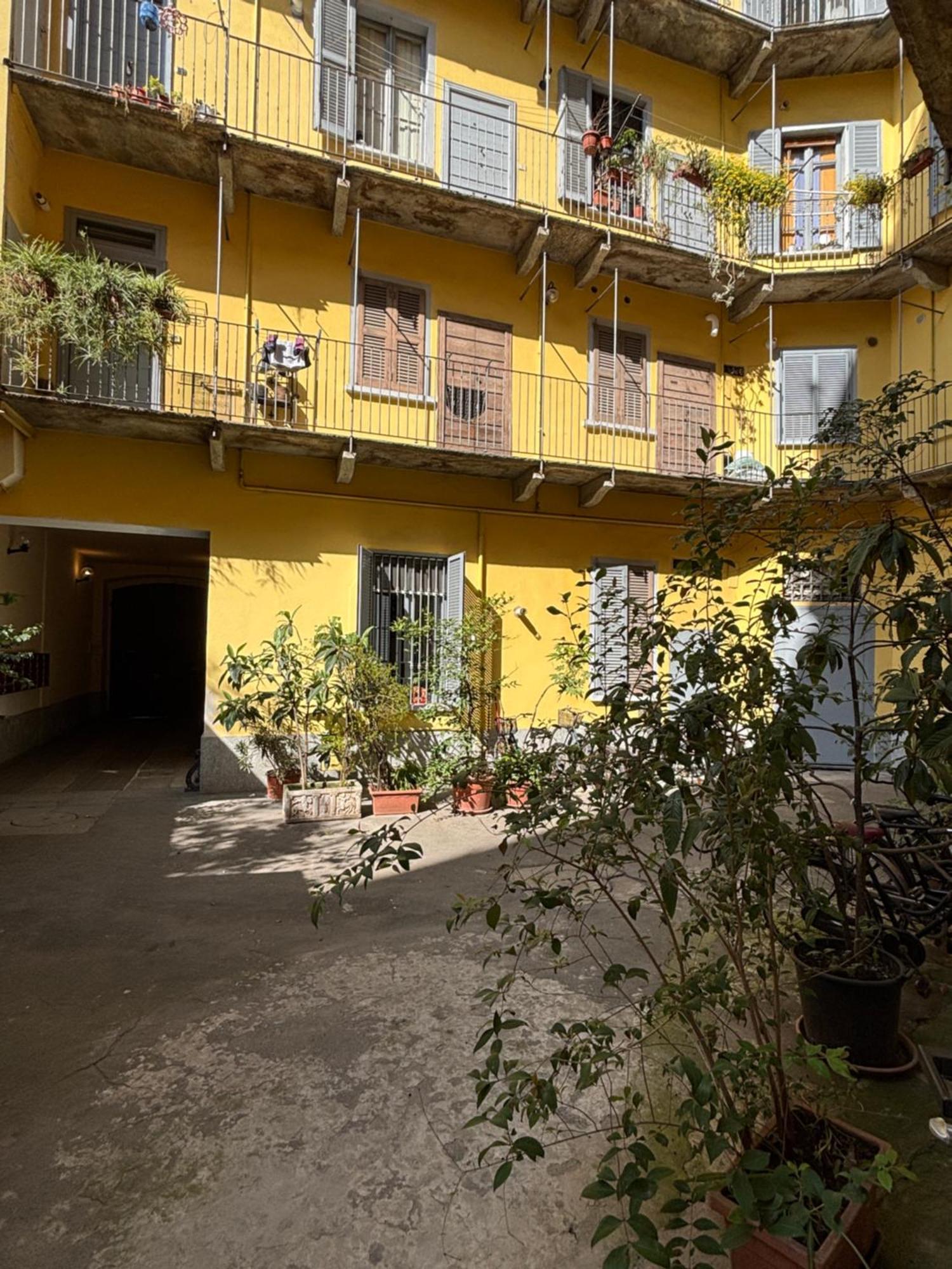 La Vecchia Milano-Les Nubles Vannucci - Il Ballatoio E Il Cortile Bagian luar foto